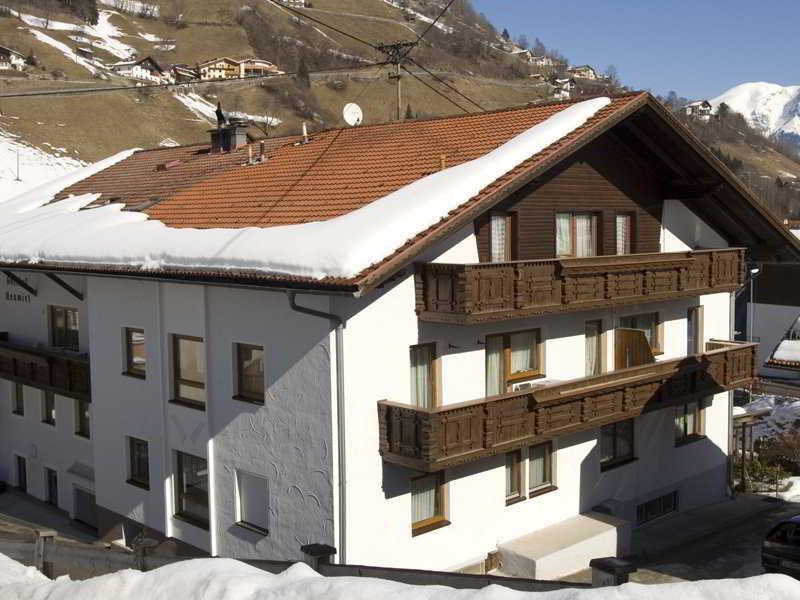 Hotel Neuwirt ブーヘン エクステリア 写真